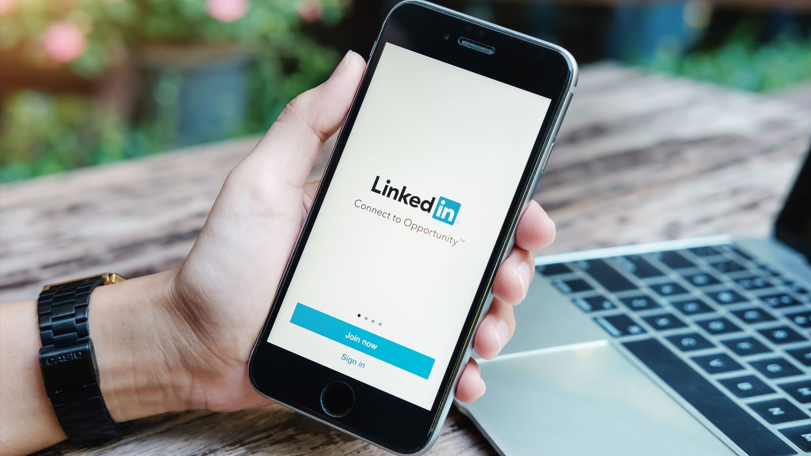 Generate A Professional Network With The LinkedIn App