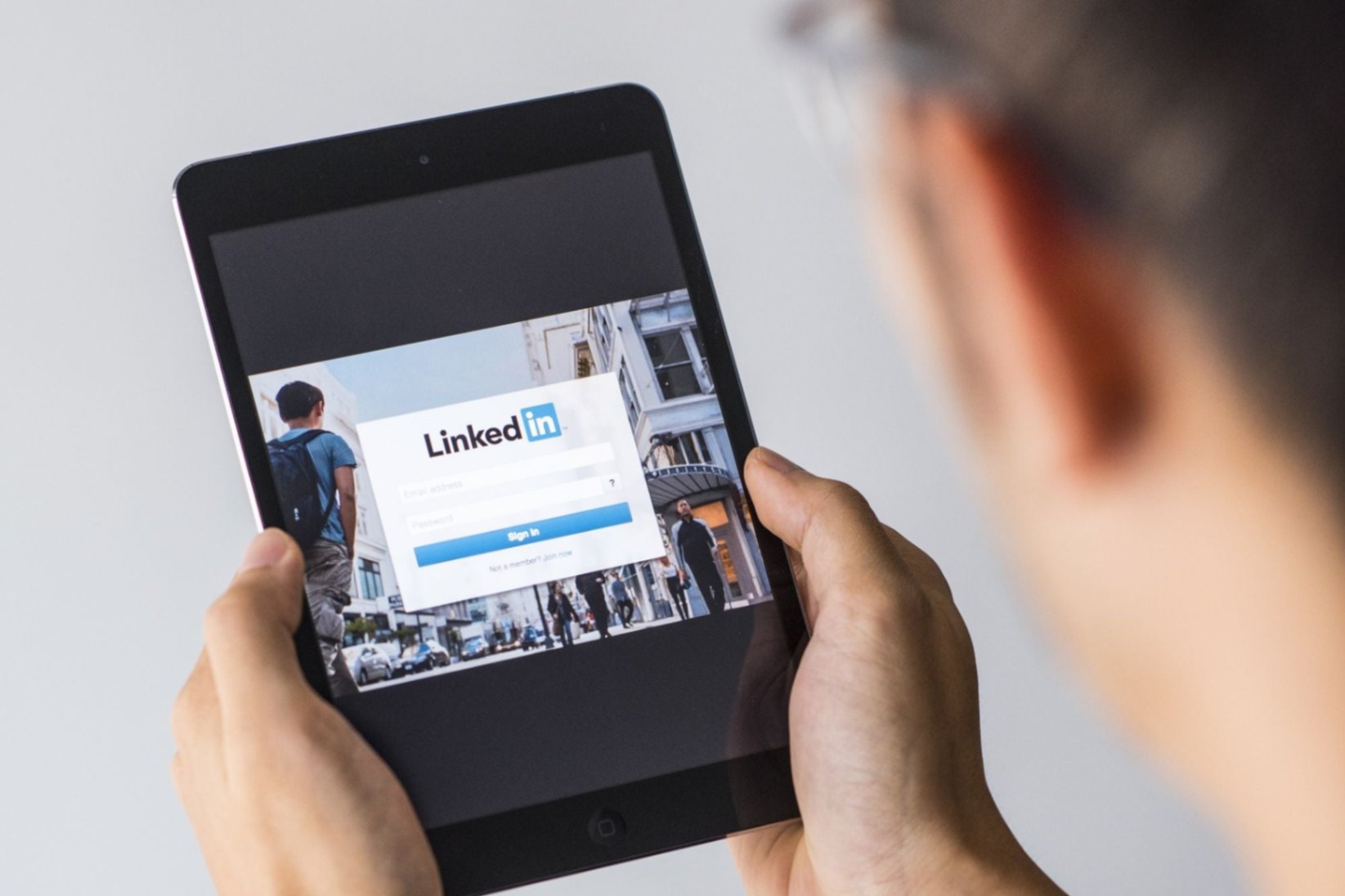 Generate A Professional Network With The LinkedIn App